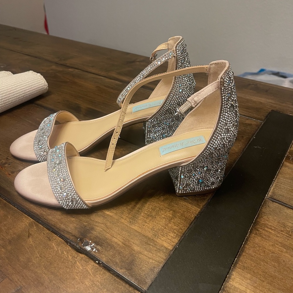 Betsey Johnson Mari Sandal (Champagne)